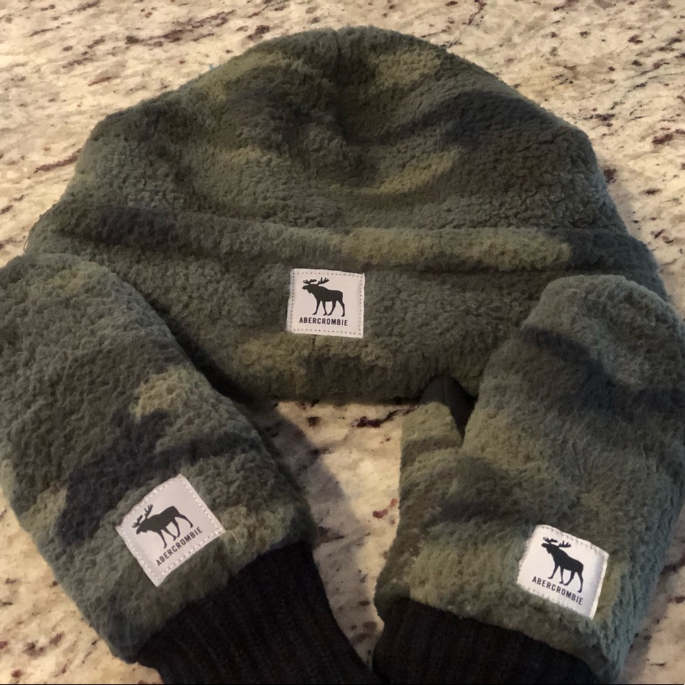 Abercrombie kids hat and matching mittens
